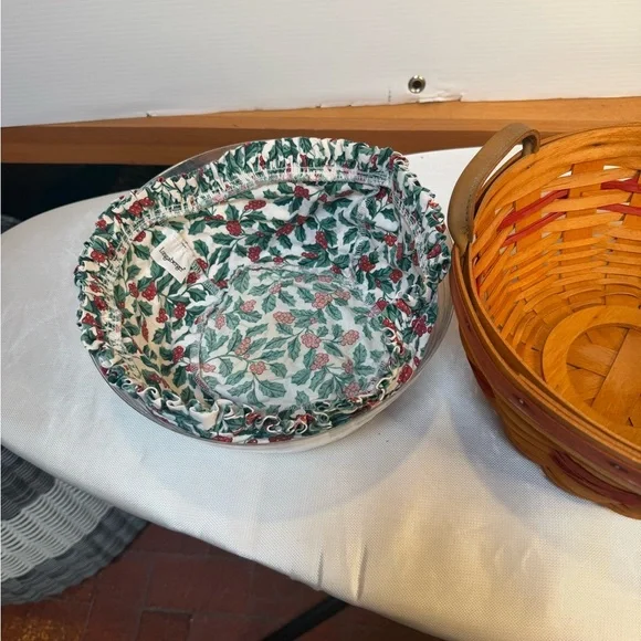 Longaberger Hand-Woven Basket with PLASTIC insert and Floral Liner 1999 - Picture 3 of 14